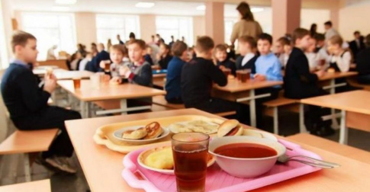 Мариупольцам рассказали, как будут питаться школьники в карантин