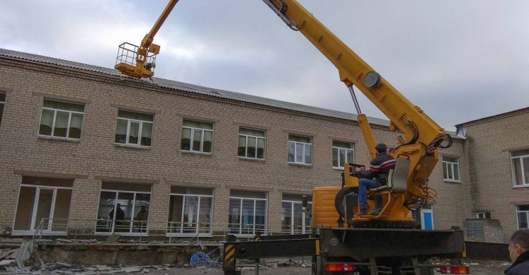 В обстрелянном Новолуганском в Донецкой области завершили аварийный ремонт школы и детсада