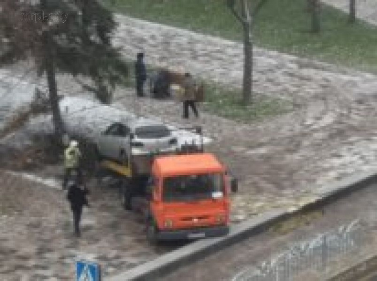 Mazda в центре Мариуполя улетела с дороги в Театральный сквер (ФОТО+ДОПОЛНЕНО)