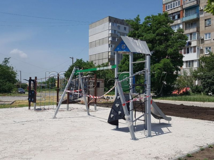 Город без окраин: мариупольцы с детьми уже отдыхают в новом парке на «Восточном»