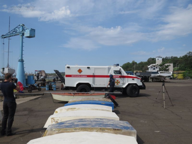 На пляже Мариуполя появились машины «скорой», взрывотехников и катера спасателей (ФОТО+ВИДЕО)