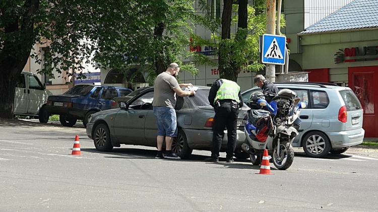 В Мариуполе пьяный рыбак помял «Тойоту» у здания полиции (ФОТО)