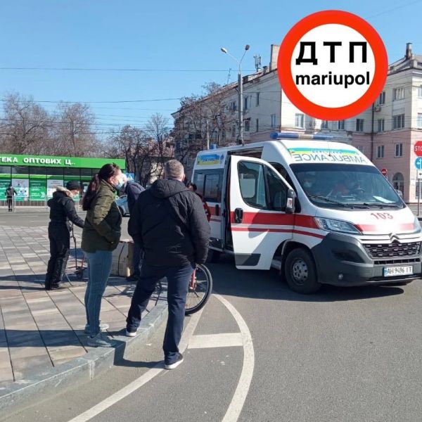 В Мариуполе автомобиль сбил велосипедиста: пострадавшего увезла «скорая»