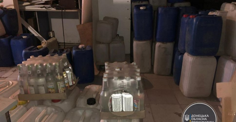 В Мариуполе торговые сети продавали контрафактный алкоголь: сумма изъятого товара 900 тысяч гривен