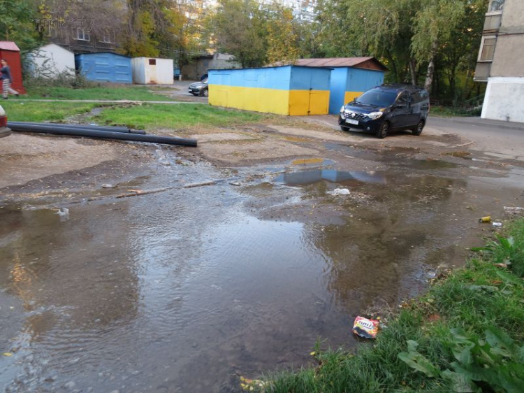 Из частного гаража в Мариуполе несколько суток выливаются тонны воды (ФОТО+ВИДЕО)