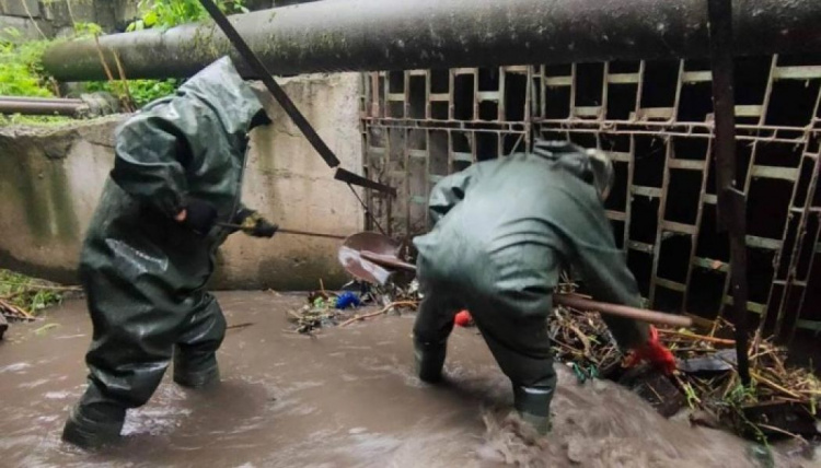 «Вода льется с потолка»: в Мариуполе бушевала непогода