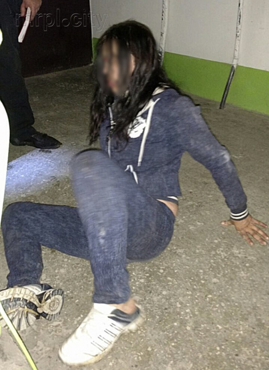 В Мариуполе пьяная мать, забыв о младенце, уснула у подъезда многоэтажки (ФОТО)
