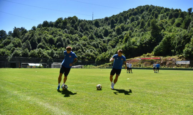 Мариупольские футболисты проводят тренировки на высоте 1500 метров (ФОТО)
