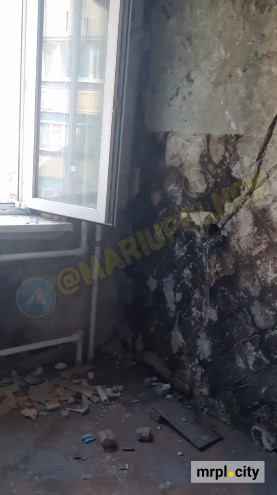 У Маріуполі окупанти міняють вікна в аварійних квартирах та звітують про виконані роботи