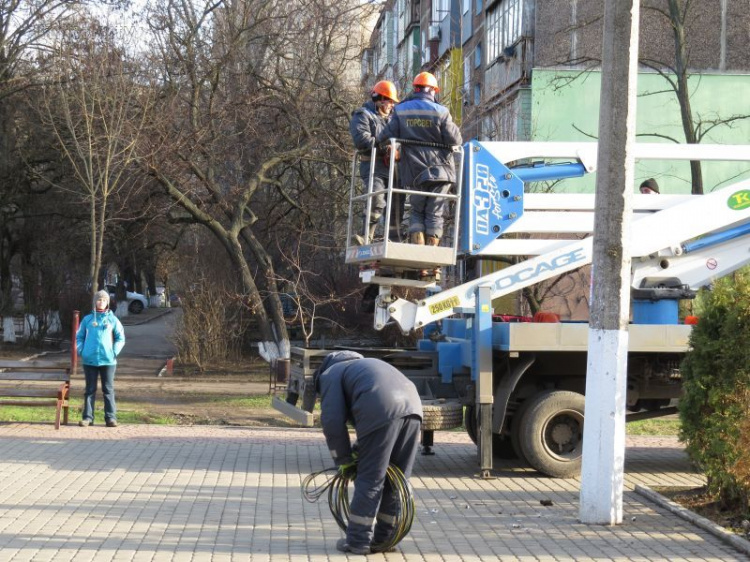 Да будет свет! В Мариуполе обновляют линии электроснабжения системы освещения улиц (ФОТОФАКТ)