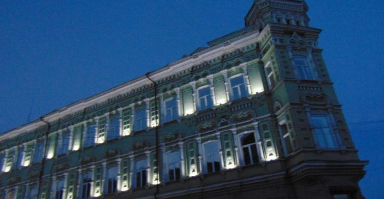 На фасаде исторического здания в Мариуполе восстановили повреждения подсветки (ФОТОФАКТ)