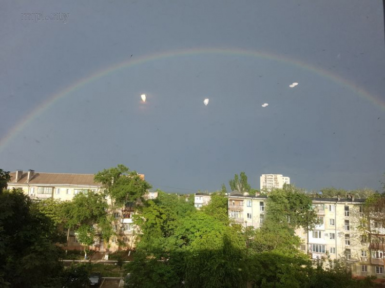 Над Мариуполем растянулась огромная двойная радуга (ФОТОФАКТ)