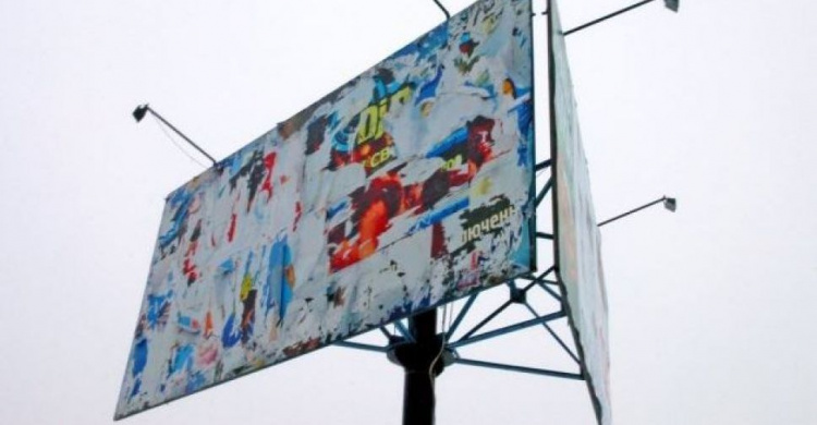 Демонтировать уличную рекламу за негосударственный язык призвали в Мариуполе и других городах 