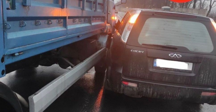 В Мариуполе грузовик столкнулся с легковушкой