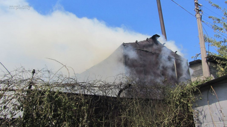 В сети появилось видео крупного пожара в Мариуполе, горело 4 дома (ВИДЕО)
