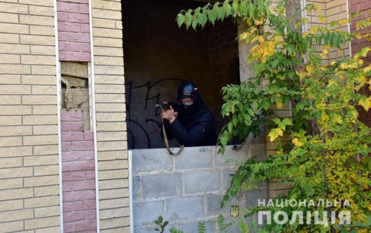 В Мариуполе «напали» на ювелирный магазин и «захватили» заложника (ФОТО)
