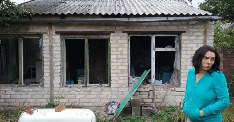 Мариупольская организация помогла многодетной матери из Авдеевки восстановить дом (ФОТО) 