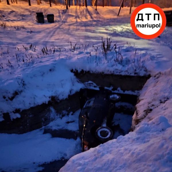 В Мариуполе автомобиль занесло в канаву