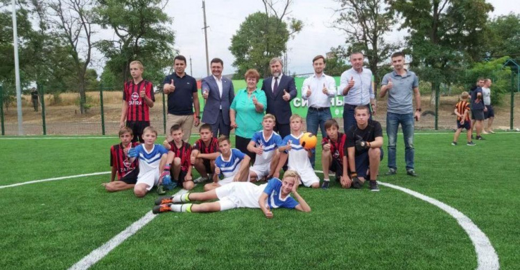 Нардеп Новинский и мэр Мариуполя сыграли в футбол на новом поле в Талаковке (ФОТО+ВИДЕО)