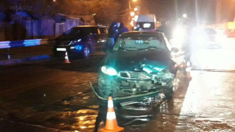 Авария на «встречке»: в центре Мариуполя столкнулись легковушки (ФОТО)