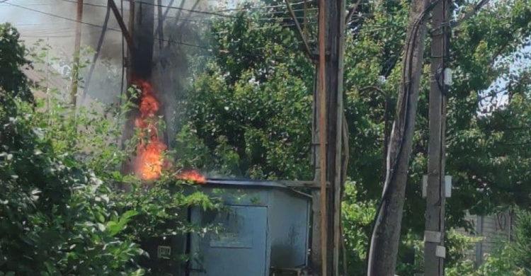 Загорелась трансформаторная подстанция рядом с жилыми домами в Мариуполе