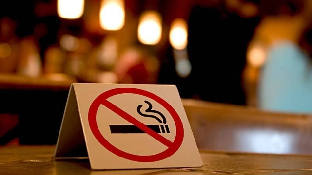 В Україні заборонили куріння в громадських місцях. Яке покарання?