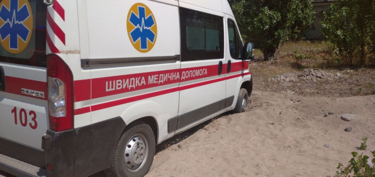 Под Мариуполем застрял автомобиль «скорой помощи»