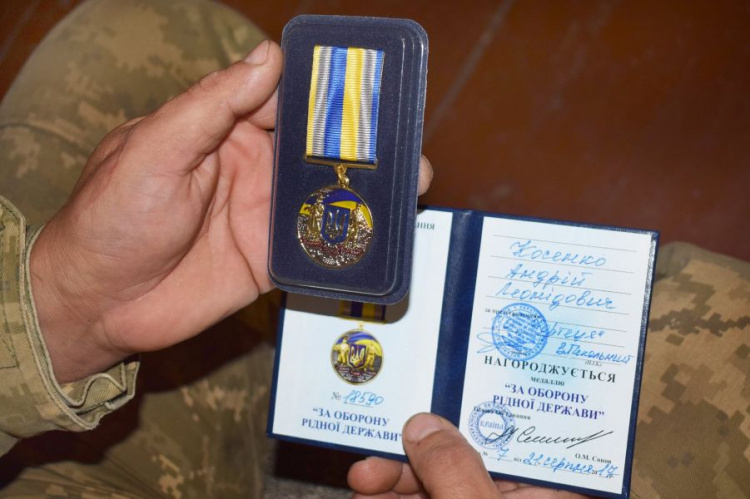 Ветераны и общественники передали военным в Донбассе инструменты и оборудование (ФОТО)