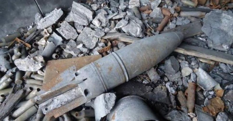 Во время уроков возле школы на Донбассе разорвался снаряд: детей эвакуировали (ФОТО)