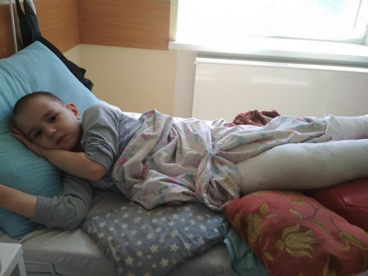 Мариупольцев просят о помощи: мальчик, упавший в люк, нуждается в медикаментах