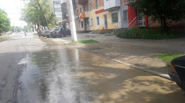 Площадь Победы в Мариуполе залита водой – движение перекрыто (ФОТОФАКТ)