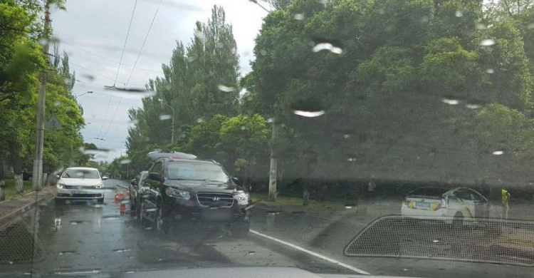 В Мариуполе столкнулись три автомобиля (ФОТОФАКТ)