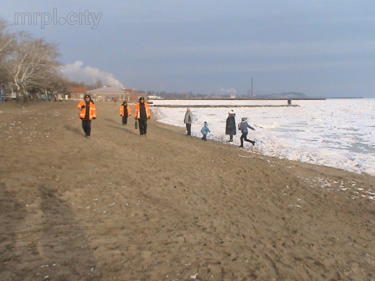 Мариупольские спасатели вернули с тонкого морского льда 38 человек (ФОТО)