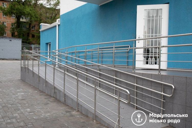 Безбарьерный Мариуполь: в школе №26 появились условия для детей с инвалидностью