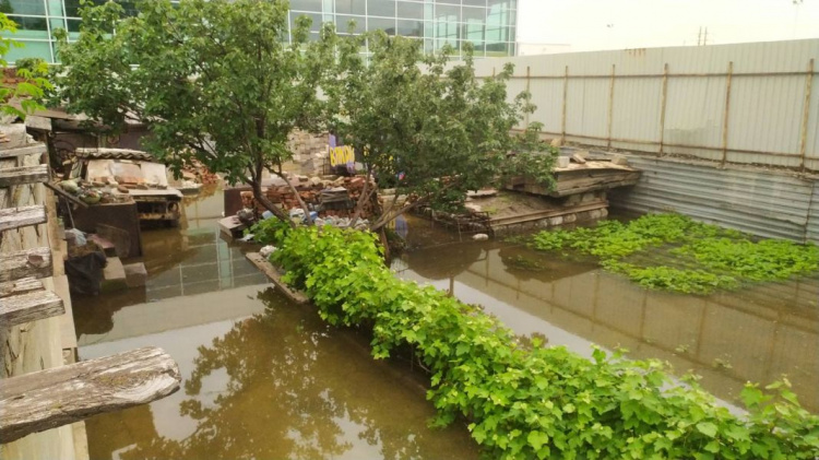 В Мариуполе на территории частного домовладения откачали более сотни кубометров дождевой воды
