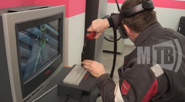 В Мариуполе электросварщиков обучают на тренажере виртуальной реальности (ФОТО)