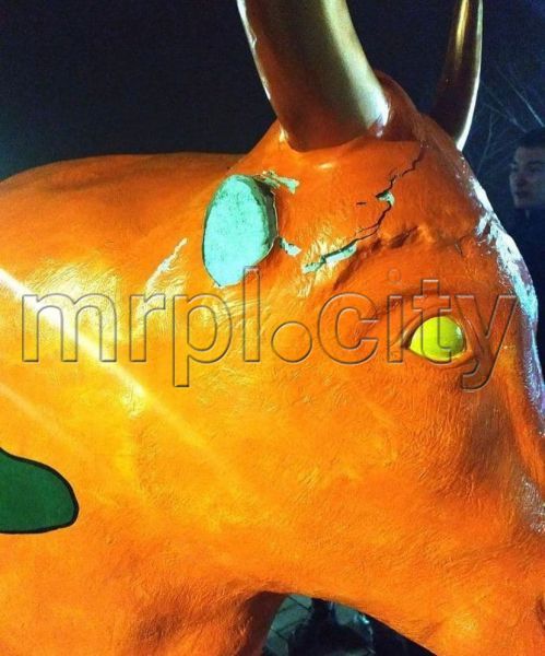 Разбирают на сувениры: в центре Мариуполя металлический бык лишился рога
