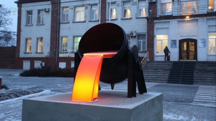В Мариуполе появилась инсталляция стального конвертерного ковша (ФОТО)