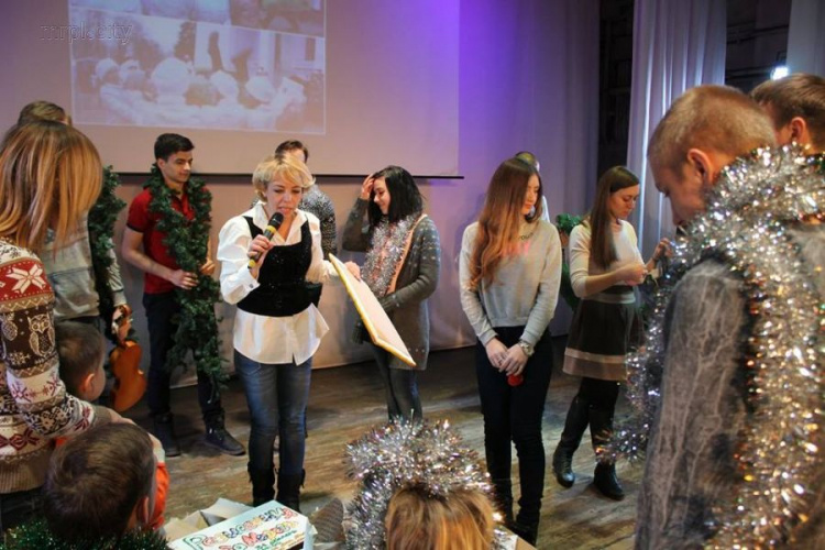 Во время слета Дедов Морозов и Снегурочек в Мариуполе извлекли новогодние запасы (ФОТО)