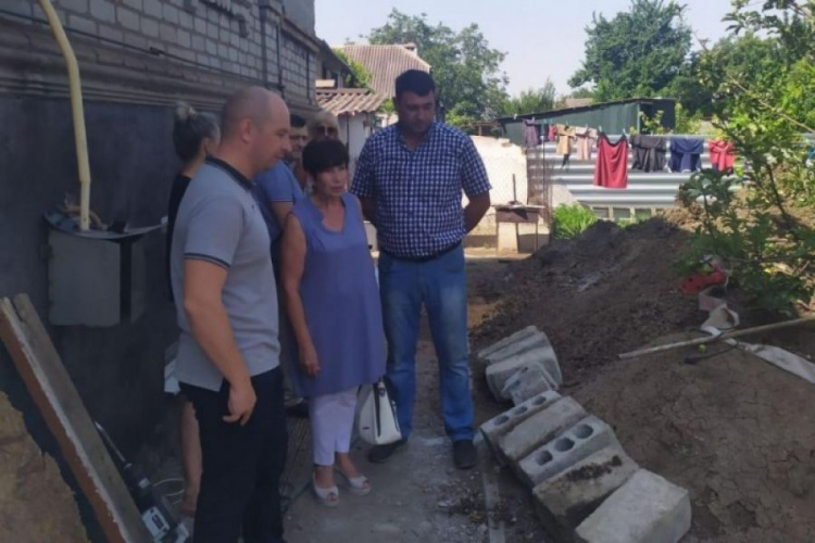 Компенсация и ремонтные работы: в Мариуполе помогают семьям, пострадавшим от последствий стихии