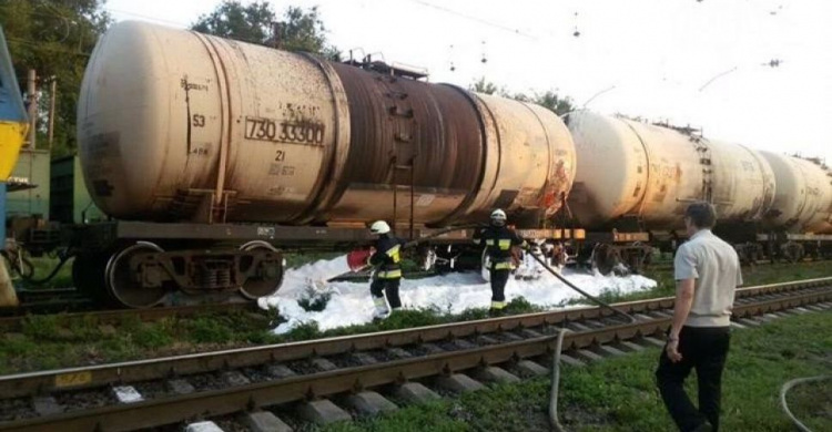 Мариупольский поезд задержали на час из-за аварийной утечки бензина (ФОТО)