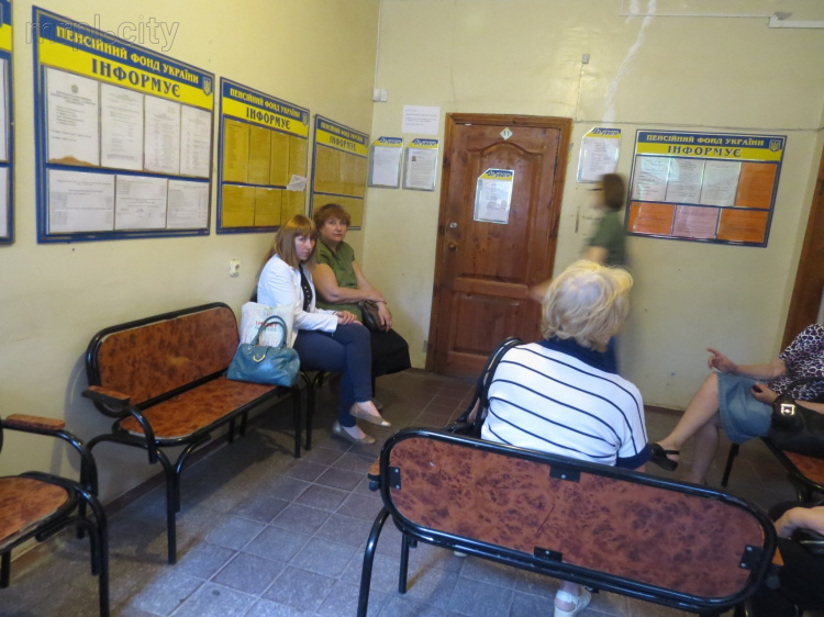 Пенсионный фонд Мариуполя: Талоны перевели бесконечные очереди переселенцев в режим невидимости (ФОТО)
