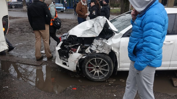 Маневр не удался: в Мариуполе автомобиль столкнулся с автобусом (ФОТО)