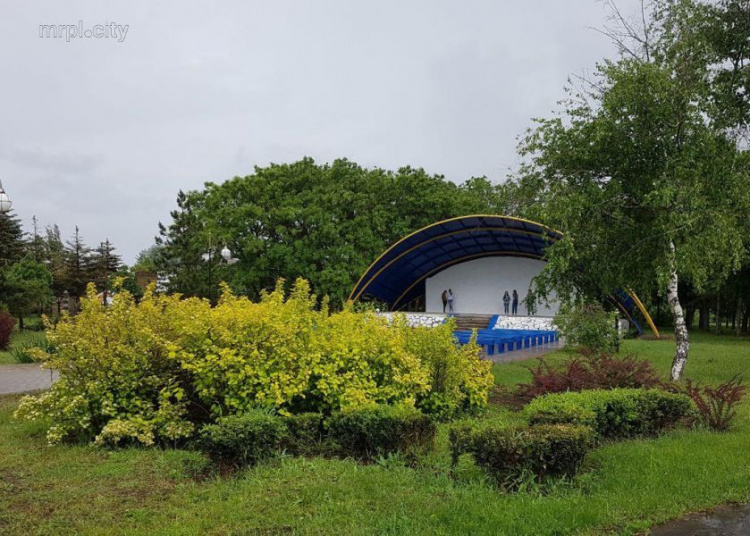 Приморский парк Мариуполя «ожил» под дождем (ФОТОФАКТ)