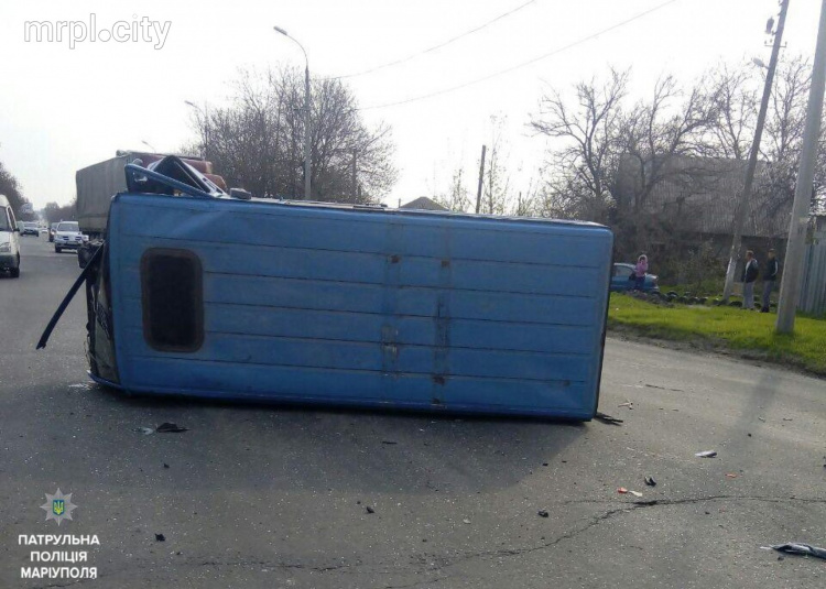 В Мариуполе Daewoo Lanos скрылся, перевернув автобус в ДТП (ФОТО)