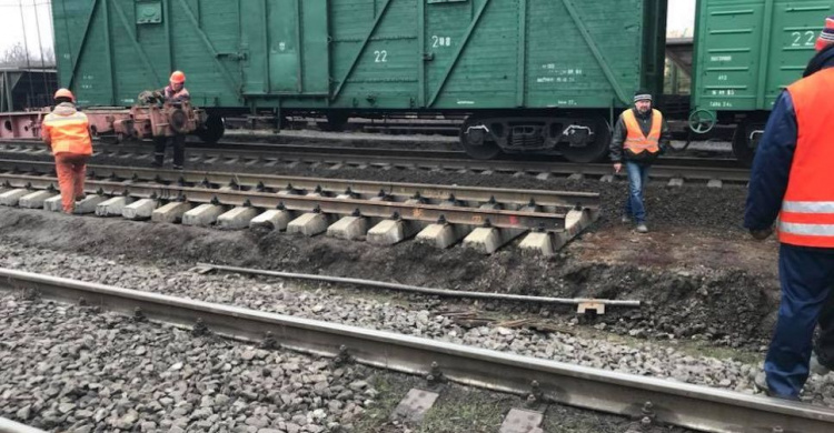 Железнодорожники улучшают сообщение с Мариуполем (ФОТО)