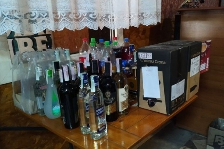 Осторожно, подделки: на прилавках в магазинах Мариуполя горожан ждал алкоголь-суррогат (ФОТО)