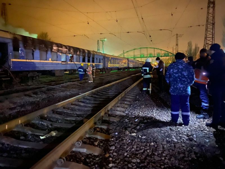 В Мариуполе горел вагон пассажирского поезда (ФОТО)