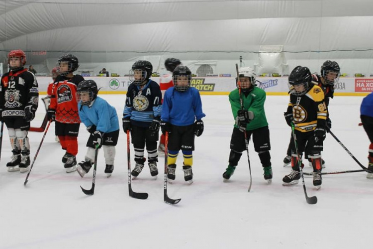 Впервые в Мариуполе проходит детский хоккейный турнир