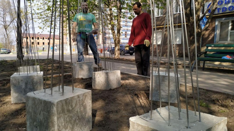Гоголь высадил на мариупольском «Арбате» металлические деревья (ФОТО+ВИДЕО)